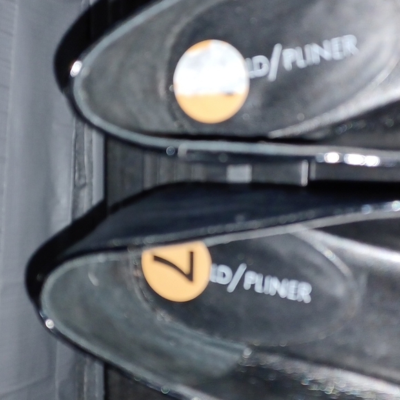 Donald J. Pliner Halia Black Patent Leather Flats. 7 - Picture 4 of 6